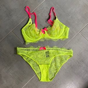 Victoria secret 32C Bra size M parties